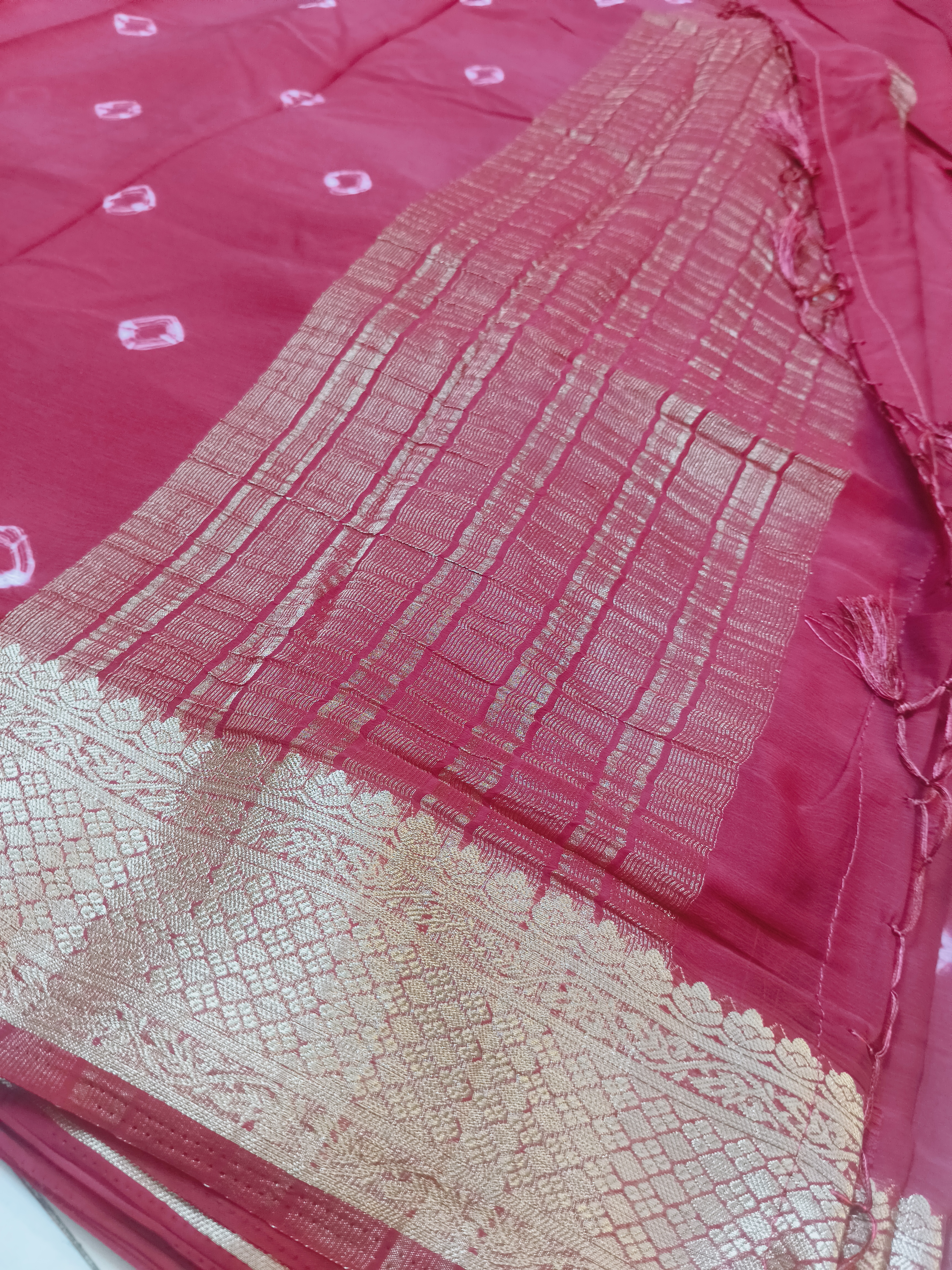 Pink Bandhani Banaras Saree hover